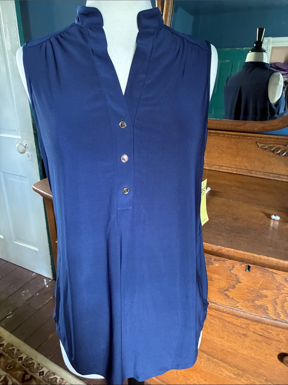 Sleeveless V-Neck Button Front top - Navy M